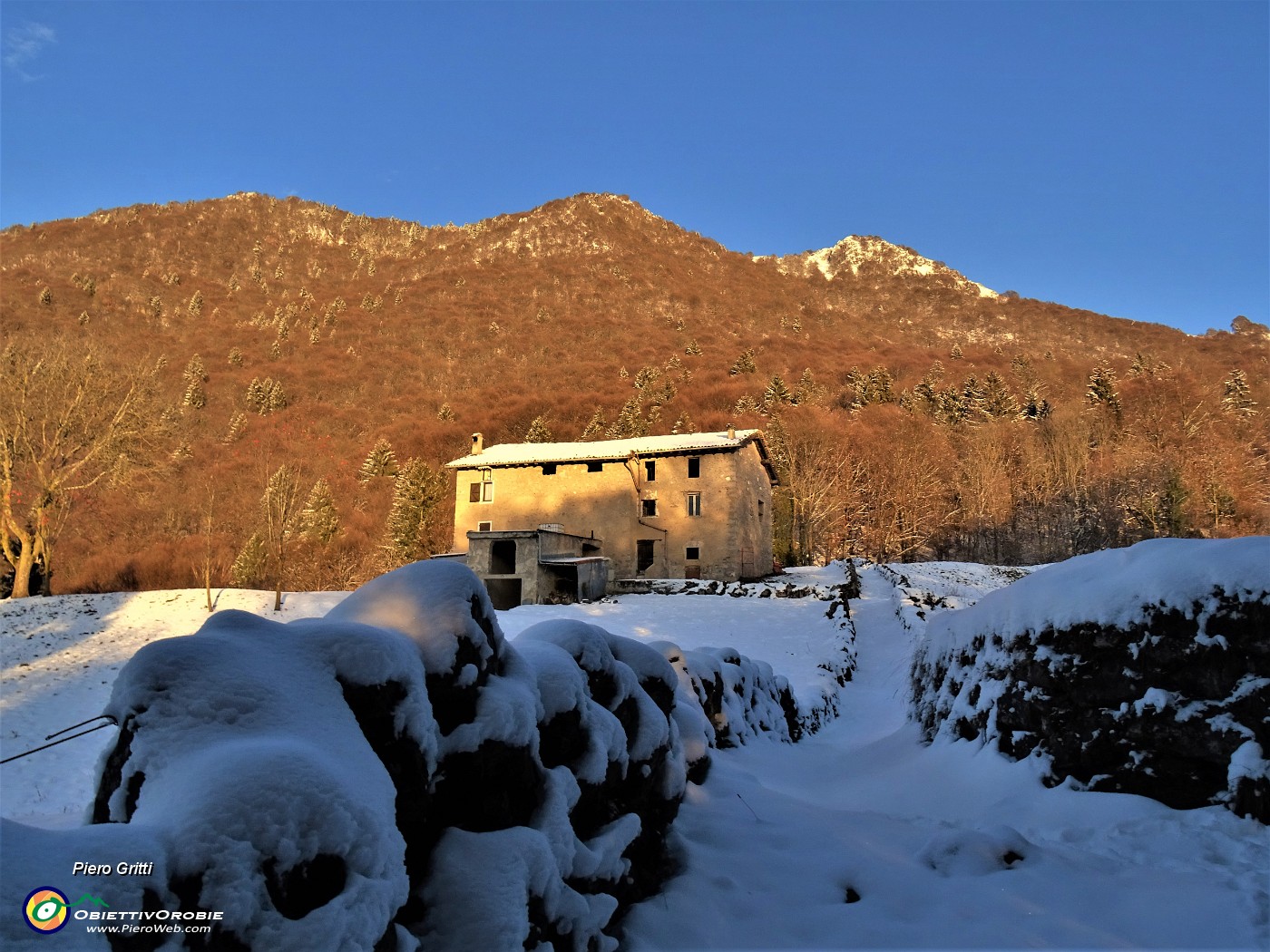 69 Usciti dal bosco alla aperta radura della Stalle Aral belli i colori dell'imminente tramonto.JPG